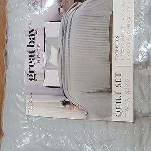 Great Bay Home Alicia light gray 2pc detailed channel stitch quilt set TWIN NEW…